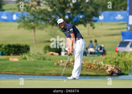 Le 27 mai 2011 - Las Colinas, Texas, US - Dustin Johnson putts sur le 18ème green au cours de la deuxième ronde de la HP 2011 Championnat Byron Nelson. (Crédit Image : © Andrew Dieb/global/ZUMAPRESS.com) Southcreek Banque D'Images