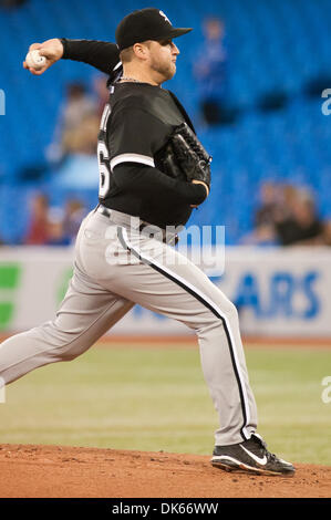Le 27 mai 2011 - Toronto, Ontario, Canada - Chicago White Sox Pitcher Mark Buehrle (56) en action lors d'un match entre les White Sox de Chicago et les Blue Jays de Toronto au Centre Rogers à Toronto, Ontario. Le jeu lié 2 - 2 après 6 manches. (Crédit Image : © Keith Hamilton/ZUMAPRESS.com) Southcreek/mondial Banque D'Images