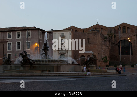 Fontana delle Naiadi et la Basilique de Santa Maria degli Angeli e dei Martiri sur la Piazza della Repubblica, Rome, Latium, Italie. Banque D'Images