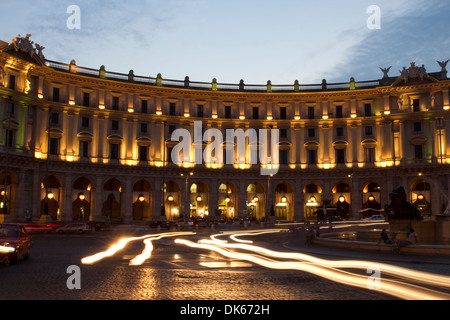 Une longue exposition de la Piazza della Repubblica à Rome, Latium, Italie. Banque D'Images