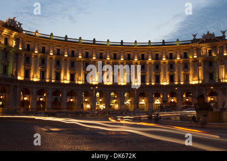 Une longue exposition de la Piazza della Repubblica à Rome, Latium, Italie. Banque D'Images