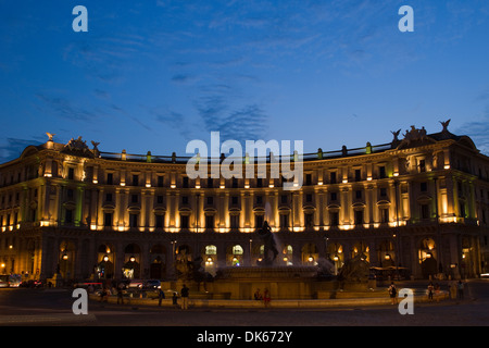 Piazza della Repubblica et Fontana delle Naiadi (fontaine des Naïades) à Rome, Latium, Italie. Banque D'Images