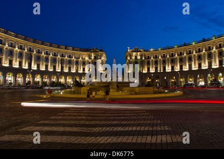 Piazza della Repubblica et Fontana delle Naiadi (fontaine des Naïades) à Rome, Latium, Italie. Banque D'Images