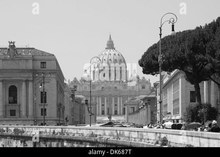 La basilique Saint Pierre au Vatican du Ponte Sant'Angelo à Rome, Latium, Italie. Banque D'Images