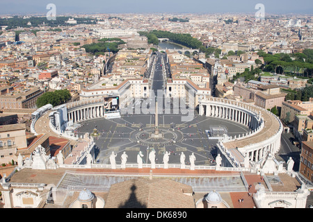 Le point de vue de la Place Saint Pierre de Rome et au-delà de la coupole de la Basilique Saint-Pierre, Vatican. Banque D'Images