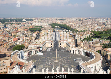 Le point de vue de la Place Saint Pierre de Rome et au-delà de la coupole de la Basilique Saint-Pierre, Vatican. Banque D'Images