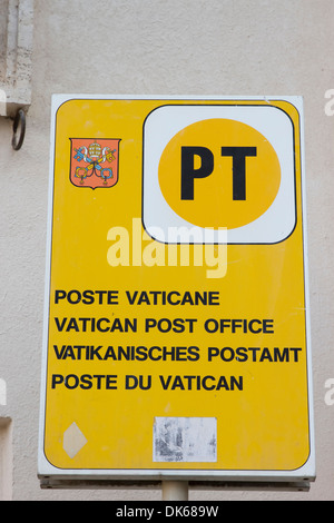 Signe pour le bureau de poste du Vatican (poste vaticane) sur la Place Saint Pierre, Vatican. Banque D'Images