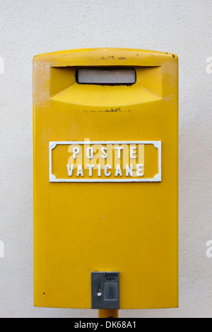 Cité du Vatican post box (pilier fort) sur la Place Saint Pierre, Vatican. Banque D'Images