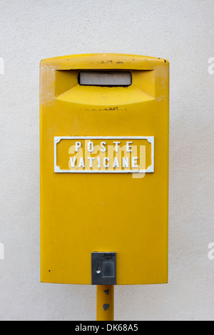 Cité du Vatican post box (pilier fort) sur la Place Saint Pierre, Vatican. Banque D'Images