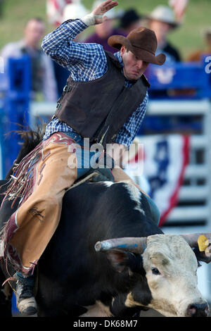 28 mai 2011 - Marysville, Californie, États-Unis - Joseph Chamberlain rides Casa Carlos à la filature de coton au Stampede Arena Rosser à Marysville, CA. (Crédit Image : © Matt Cohen/ZUMAPRESS.com) Southcreek/mondial Banque D'Images