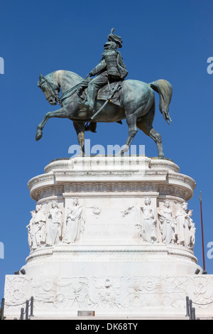 La statue équestre de Victor Emmanuel sur le Monumento Nazionale a Vittorio Emanuele II, Rome, Latium, Italie. Banque D'Images