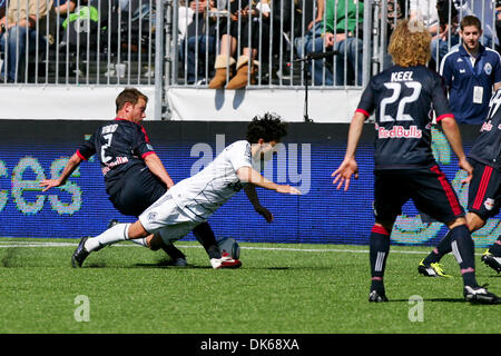 28 mai 2011 - Vancouver, Colombie-Britannique, Canada - Davide Chiumiento Whitecaps # 20 est déclenché par Red Bulls # 2 Teemu Tainio se blessa à New York Red Bulls lié Whitecaps de Vancouver avec un score de 1-1 sur le jeu samedi à l'Empire Field à Vancouver. (Crédit Image : © James Healey/ZUMAPRESS.com) Southcreek/mondial Banque D'Images