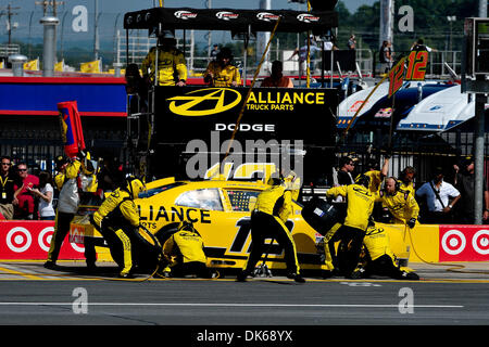 28 mai 2011 - Concord, Caroline du Nord, États-Unis d'Amérique - pilote de la série Nationwide de Sam Hornish Jr. # 12 voiture arrive pour 4 tire et le carburant pendant l'engrenage supérieur à 300 Charlotte Motor Speedway à Concord, Caroline du Nord (Image Crédit : © Anthony Barham/global/ZUMAPRESS.com) Southcreek Banque D'Images