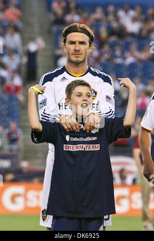 28 mai 2011 - Foxborough, Massachusetts, États-Unis - Los Angeles Galaxy le milieu de terrain David Beckham (23) et un jeune fan de participer à des cérémonies d'avant-match. LA Galaxy a défait le New England Revolution 1 - 0. (Crédit Image : © Mark Fort/global/ZUMAPRESS.com) Southcreek Banque D'Images