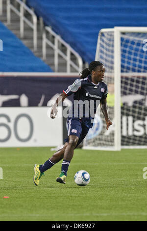 28 mai 2011 - Foxborough, Massachusetts, États-Unis - New England Revolution terrain Shalrie Joseph (21) passe le ballon au cours de la première moitié du match entre les New England Revolution et les Los Angeles Galaxy. LA Galaxy a défait le New England Revolution 1 - 0. (Crédit Image : © Mark Fort/global/ZUMAPRESS.com) Southcreek Banque D'Images