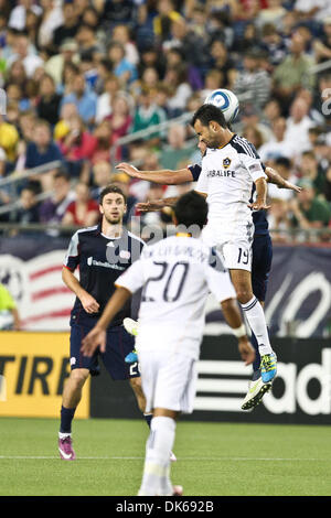 28 mai 2011 - Foxborough, Massachusetts, États-Unis - Los Angeles Galaxy (19) Le milieu de terrain Juninho chefs la balle au cours de la première moitié du match entre les New England Revolution et les Los Angeles Galaxy. LA Galaxy a défait le New England Revolution 1 - 0. (Crédit Image : © Mark Fort/global/ZUMAPRESS.com) Southcreek Banque D'Images