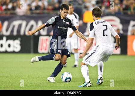 28 mai 2011 - Foxborough, Massachusetts, États-Unis - New England Revolution Benny Feilhaber (Milieu 22) passe le ballon au cours de la seconde moitié du match entre les New England Revolution et les Los Angeles Galaxy. LA Galaxy a défait le New England Revolution 1 - 0. (Crédit Image : © Mark Fort/global/ZUMAPRESS.com) Southcreek Banque D'Images