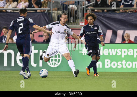 28 mai 2011 - Foxborough, Massachusetts, États-Unis - Los Angeles Galaxy de l'avant le Tchad Barrett (11) entraîne la balle passée le New England Revolution humains pendant la seconde moitié du match. LA Galaxy a défait le New England Revolution 1 - 0. (Crédit Image : © Mark Fort/global/ZUMAPRESS.com) Southcreek Banque D'Images