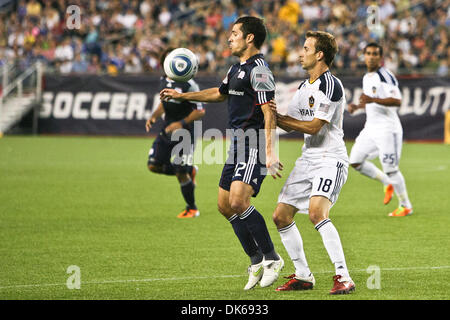 28 mai 2011 - Foxborough, Massachusetts, États-Unis - New England Revolution Benny Feilhaber (Milieu 22) arrête le ballon au cours de la première moitié du match entre les New England Revolution et les Los Angeles Galaxy. LA Galaxy a défait le New England Revolution 1 - 0. (Crédit Image : © Mark Fort/global/ZUMAPRESS.com) Southcreek Banque D'Images