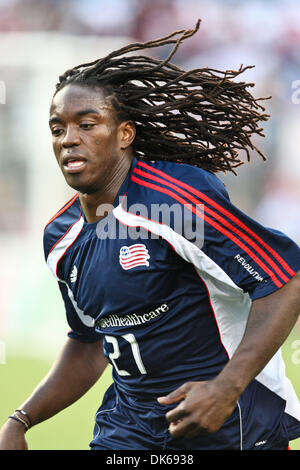 28 mai 2011 - Foxborough, Massachusetts, États-Unis - New England Revolution terrain Shalrie Joseph (21) sprints s'exécute pendant l'échauffement avant-match. LA Galaxy a défait le New England Revolution 1 - 0. (Crédit Image : © Mark Fort/global/ZUMAPRESS.com) Southcreek Banque D'Images