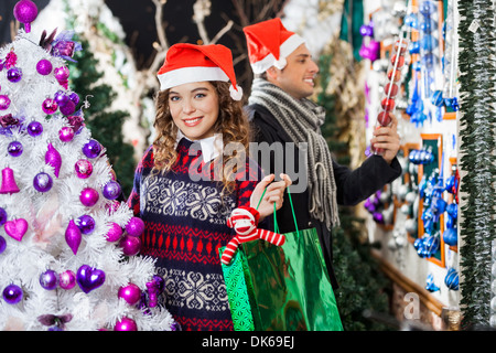 L'homme et de la femme shopping en magasin de Noël Banque D'Images