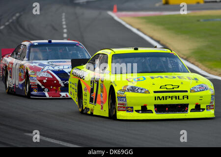 29 mai 2011 - Concord, Caroline du Nord, États-Unis d'Amérique - SpSprint Cup Series driver Paul Menard (27) entre dans le trou coudé au Coca-Cola 600 à Charlotte Motor Speedway à Concord, Caroline du Nord (Image Crédit : © Anthony Barham/global/ZUMAPRESS.com) Southcreek Banque D'Images