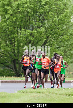 29 mai, 2011 - Ottawa, Ontario, Canada - 29 mai 2011 - Le groupe de tête des coureurs d'élite pendant la Marathon de la capitale nationale au centre-ville d'Ottawa, Ontario, Canada. (Crédit Image : © Leon Switzer/global/ZUMAPRESS.com) Southcreek Banque D'Images