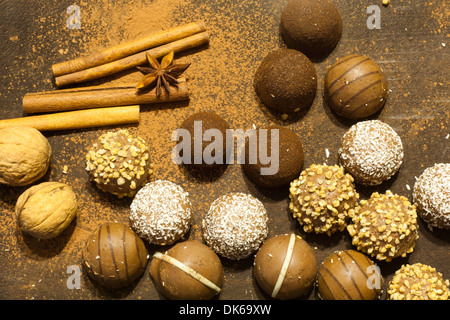 Pralines au chocolat à l'anis et la cannelle dans le noir Banque D'Images