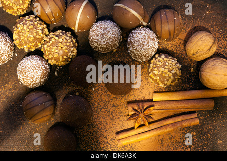 Pralines au chocolat à l'anis et la cannelle dans le noir Banque D'Images