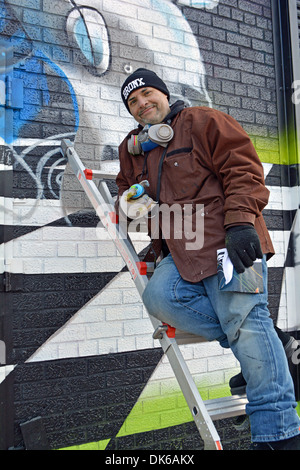 L'artiste graffiti renommée Sexer James Rodriguez peinture une fresque à Bushwick, Brooklyn, New York Banque D'Images