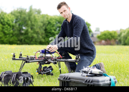 Jeune ingénieur de la préparation en Drone espion Park Banque D'Images