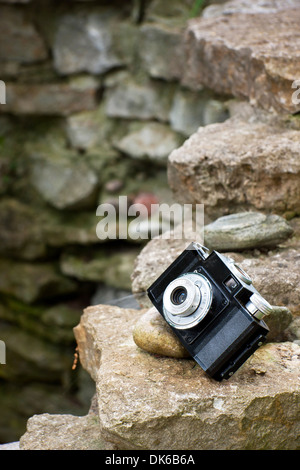 Une vieille petite fédération fait 35mm film SLR camera connu comme Cmena sur les roches. Banque D'Images