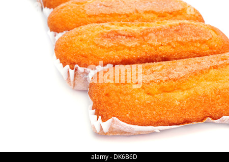 Libre d'un tas de madeleines largas, plaine espagnol typique, muffins, sur un fond blanc Banque D'Images