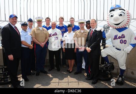 1 juin 2011 - Manhattan, New York, États-Unis - À PARTIR DE LA GAUCHE : Empire State Building Joseph GM Bellina, US Coast Guard MST1 Carlos Sivilla, capitaine de l'Armée de l'air Bryan Bouchard, US Marine Le capitaine Cameron Wilson, Mets catcher Josh Thole, Mets Manager Terry Collins, Mets outfielder Jason Bay, US Army Master Sgt. Betty Thompson, joueur Mets David Wright, le Major Dan US Marine, Marine nous Mesweeny OS Banque D'Images