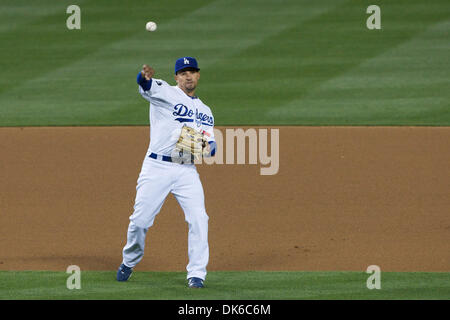 1 juin 2011 - Los Angeles, Californie, États-Unis d'Amérique - Los Angeles Dodgers l'arrêt-court Rafael Furcal (15) lance un runner dans la cinquième manche, au cours d'un match entre rivaux de la Ligue nationale, Rockies du Colorado et Les Dodgers de Los Angeles au Dodger Stadium. (Crédit Image : © Tony Leon/ZUMAPRESS.com) Southcreek/mondial Banque D'Images