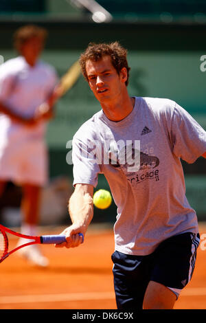 1 juin 2011 - Paris, France - 01/06/11 - Paris France - Andy Murray (GBR) pratiquant sur le court Suzanne Lenglen avant sa victoire dans le match de quart de finale le tournoi de Roland Garros 2011 à Paris. (Crédit Image : © Andrea Ranalli/ZUMAPRESS.com) Southcreek/mondial Banque D'Images