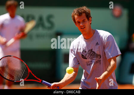 1 juin 2011 - Paris, France - 01/06/11 - Paris France - Andy Murray (GBR) pratiquant sur le court Suzanne Lenglen avant sa victoire dans le match de quart de finale le tournoi de Roland Garros 2011 à Paris. (Crédit Image : © Andrea Ranalli/ZUMAPRESS.com) Southcreek/mondial Banque D'Images