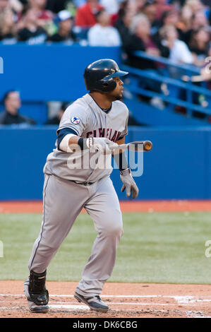 1 juin 2011 - Toronto, Ontario, Canada - Cleveland Indians Catcher Carlos Santana (41) en action. Les Indians de Cleveland jouent les Blue Jays de Toronto au Centre Rogers, à Toronto, Ontario. Les Indiens Mener les Blue Jays par 13 - 6 après la 6e manche. (Crédit Image : © Keith Hamilton/ZUMAPRESS.com) Southcreek/mondial Banque D'Images