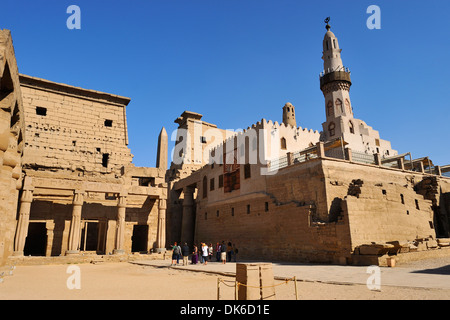 Cour de Ramsès II avec mosquée d'Abou el Haggag sur côté Est - temple de Louxor, Egypte Banque D'Images