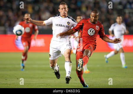 3 juin 2011 - Carson, Californie, États-Unis - Los Angeles Galaxy avant Tchad Barrett # 11 (L) et D.C. United defender Ethan White # 15 (R) en action au cours de la Major League Soccer match entre D.C. United et le Los Angeles Galaxy au Home Depot Center. La Galaxie a ajouté Paul avec un score final de 1-1. (Crédit Image : © Brandon Parry/global/ZUMAPRESS.com) Southcreek Banque D'Images