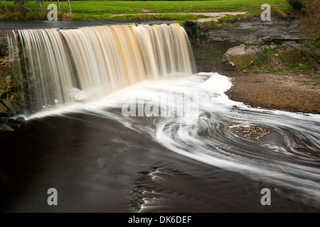 Cascade en Estonie connu sous le nom de cascade Jägala Banque D'Images