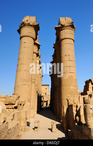 Colonnade d'Amenhotep III - le temple de Louxor, Egypte Banque D'Images