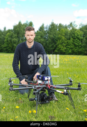 Drone UAV avec technicien en Park Banque D'Images