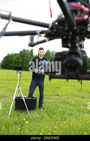 Exploitation ingénieur Octocopter UAV in Park Banque D'Images