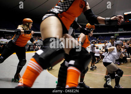 04 juin 2011 - Anaheim , Californie, États-Unis - Les Filles de rouleau OC battre le Reno Filles de rouleau dans un combat à l'Anaheim Convention Center Arena. (Crédit Image : © John Schreiber/ZUMAPRESS.com) Banque D'Images