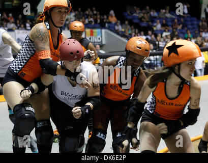 04 juin 2011 - Anaheim , Californie, États-Unis - Les Filles de rouleau OC battre le Reno Filles de rouleau dans un combat à l'Anaheim Convention Center Arena..(Image Crédit : © John Schreiber/ZUMAPRESS.com) Banque D'Images