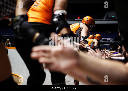 04 juin 2011 - Anaheim , Californie, États-Unis - Les Filles de rouleau OC battre le Reno Filles de rouleau dans un combat à l'Anaheim Convention Center Arena. (Crédit Image : © John Schreiber/ZUMAPRESS.com) Banque D'Images