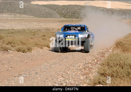 05 juin 2011 - Punta Cabras, Baja, au Mexique - après avoir mené leur rider Ox Kargola à un accident de cheval avant de la Baja 500. Coéquipiers Colton Udall et Davey Kamo montrent un esprit positif et amener le taureau à Honda de la ligne d'arrivée en 2e place. (Crédit Image : © Scott A. Tugel/ZUMAPRESS.com) Banque D'Images