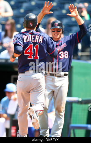 5 juin 2011 - Kansas City, Missouri, États-Unis - le deuxième but des Twins de Minnesota LUKE HUGHES (38) et des jumeaux catcher A APPELÉ BUTERA (41) célébrer à la maison après avoir marqué la plaque pendant le dernier match d'une série de quatre match entre les Twins du Minnesota et les Royals de Kansas City à Kauffman Stadium. Les Jumeaux a vaincu les Royals 6-0, balayant la série (crédit Image : © Scott Kane/Southcreek Glob Banque D'Images