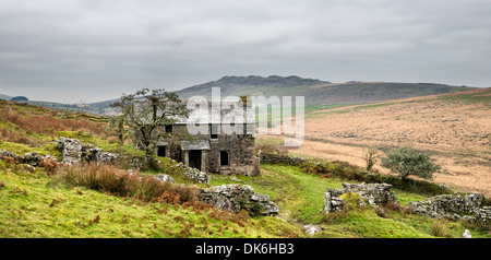 Maison de ferme abandonnée sur Tor Garrow une partie reculée de Bodmin Moor en Cornouailles, avec Brown Willy dans l'arrière-plan Banque D'Images